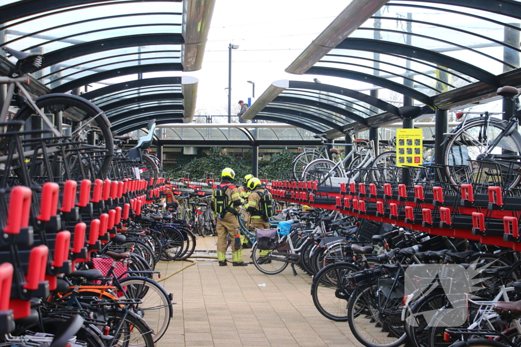 Elektrische fiets vat vlam in fietsenstalling