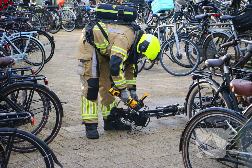 Elektrische fiets vat vlam in fietsenstalling