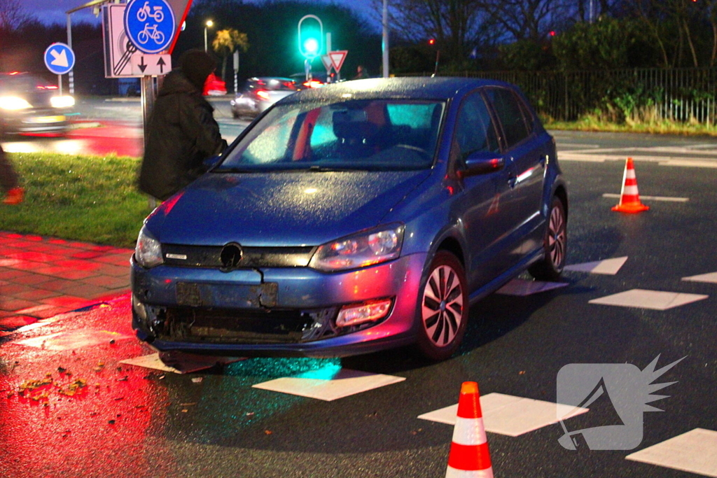 Afslaande automobilist ziet scooterrijder over het hoofd