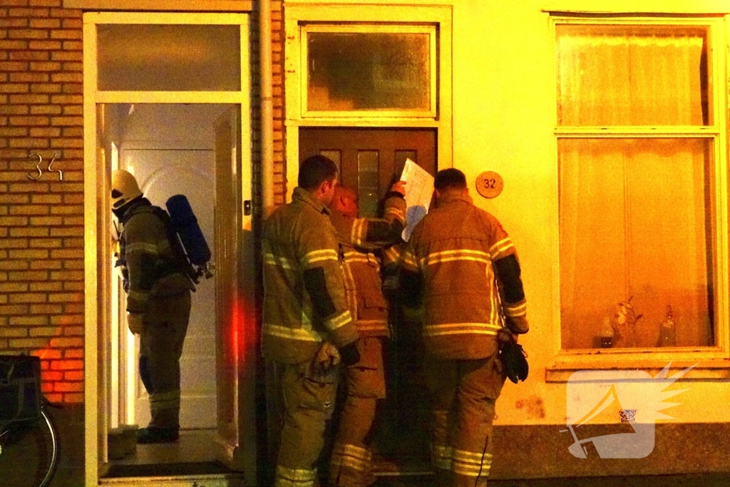 Brandalarm in woning, brandweer forceert deur