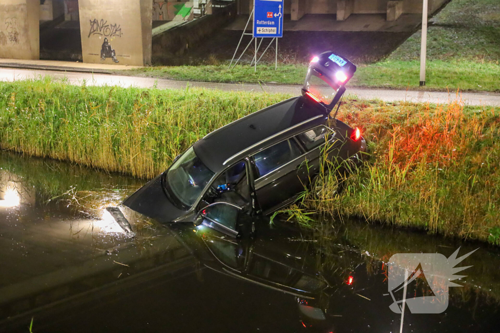 Automobilist vliegt uit de bocht en belandt in water