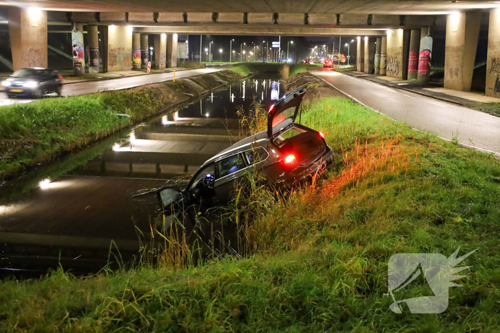 Automobilist vliegt uit de bocht en belandt in water