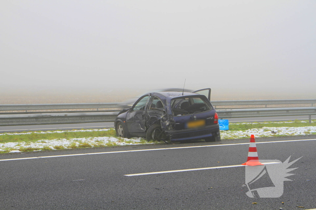 Auto zwaar beschadigd na botsing met vrachtwagen