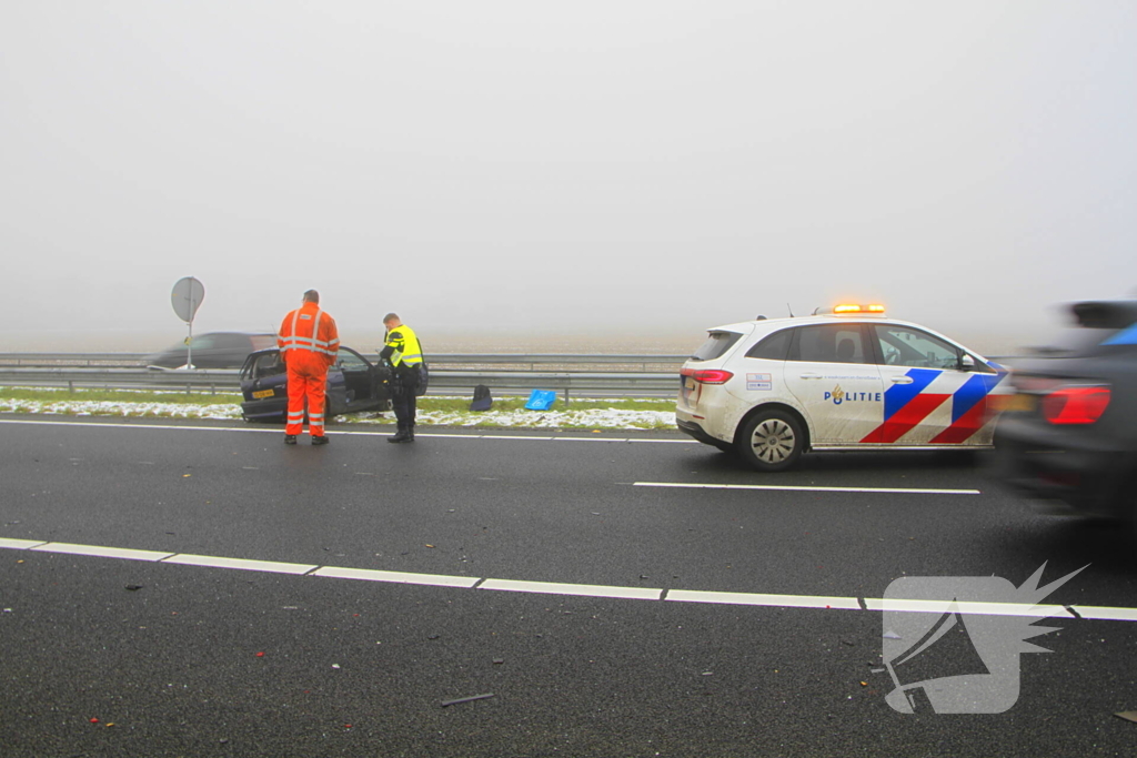 Auto zwaar beschadigd na botsing met vrachtwagen