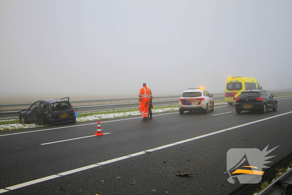 Auto zwaar beschadigd na botsing met vrachtwagen