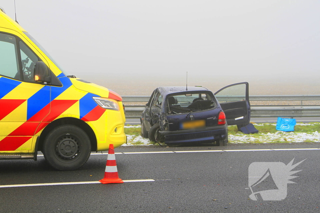 Auto zwaar beschadigd na botsing met vrachtwagen