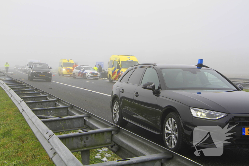 Auto zwaar beschadigd na botsing met vrachtwagen