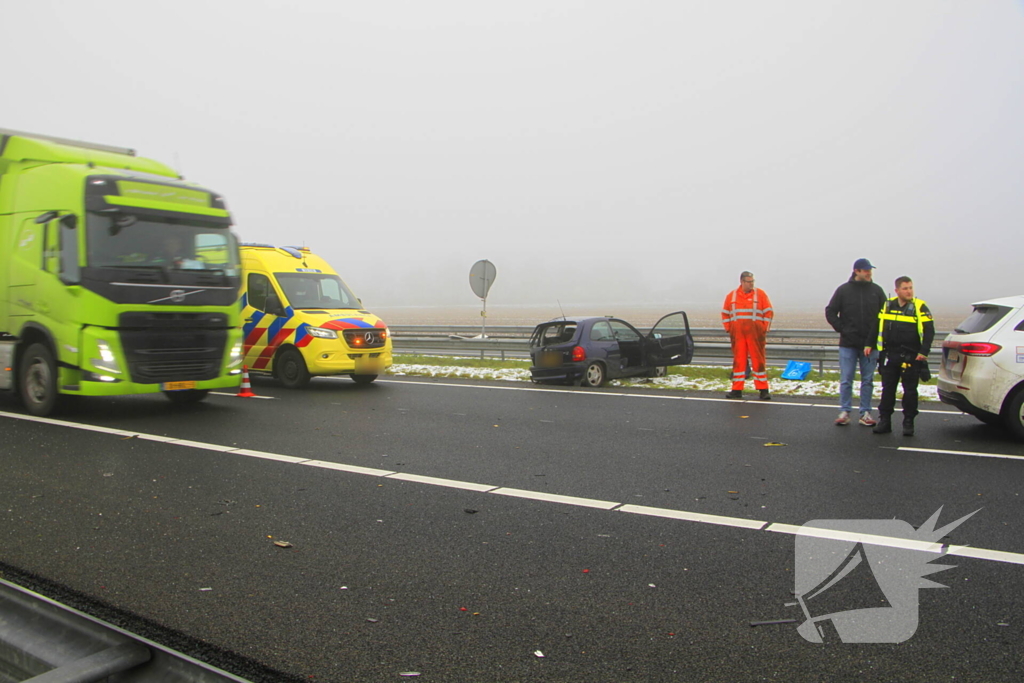 Auto zwaar beschadigd na botsing met vrachtwagen