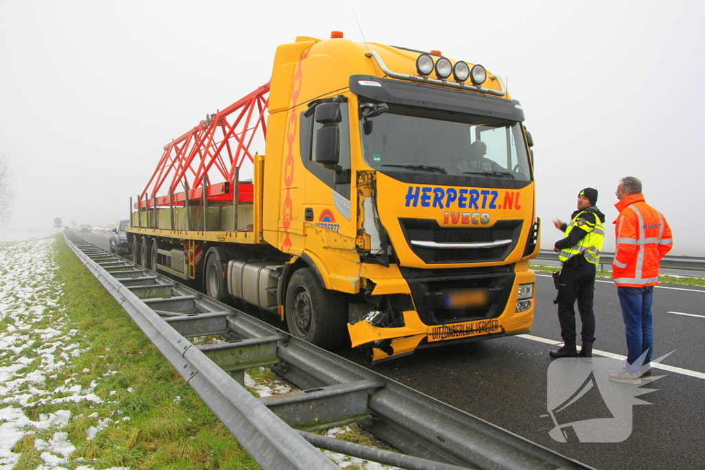 Auto zwaar beschadigd na botsing met vrachtwagen