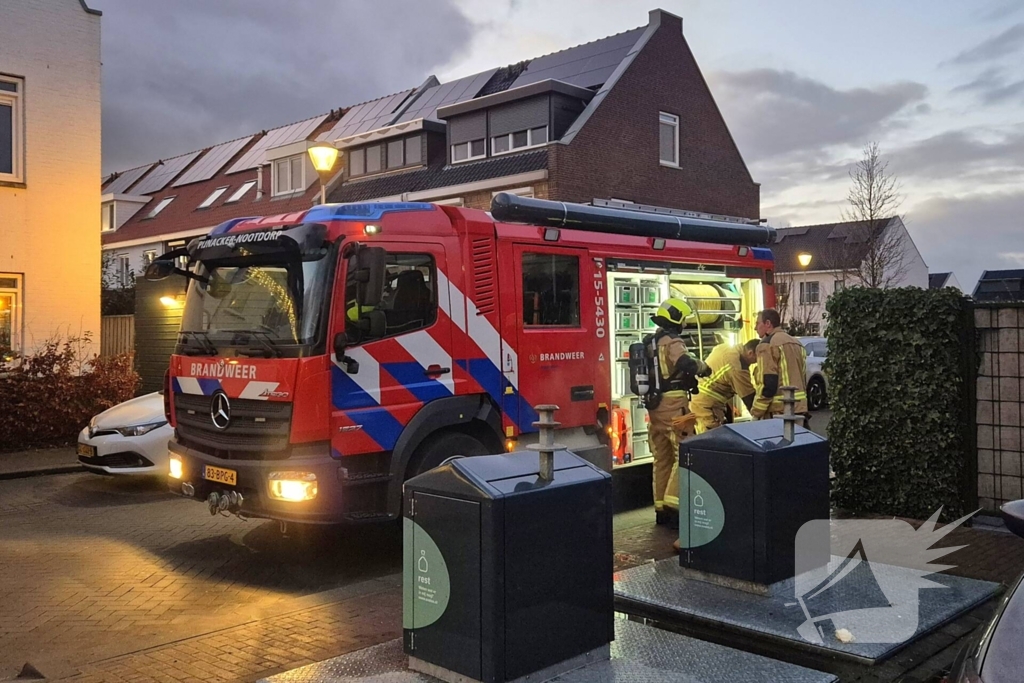 Brandweer dooft brand in ondergrondse vuilcontainer