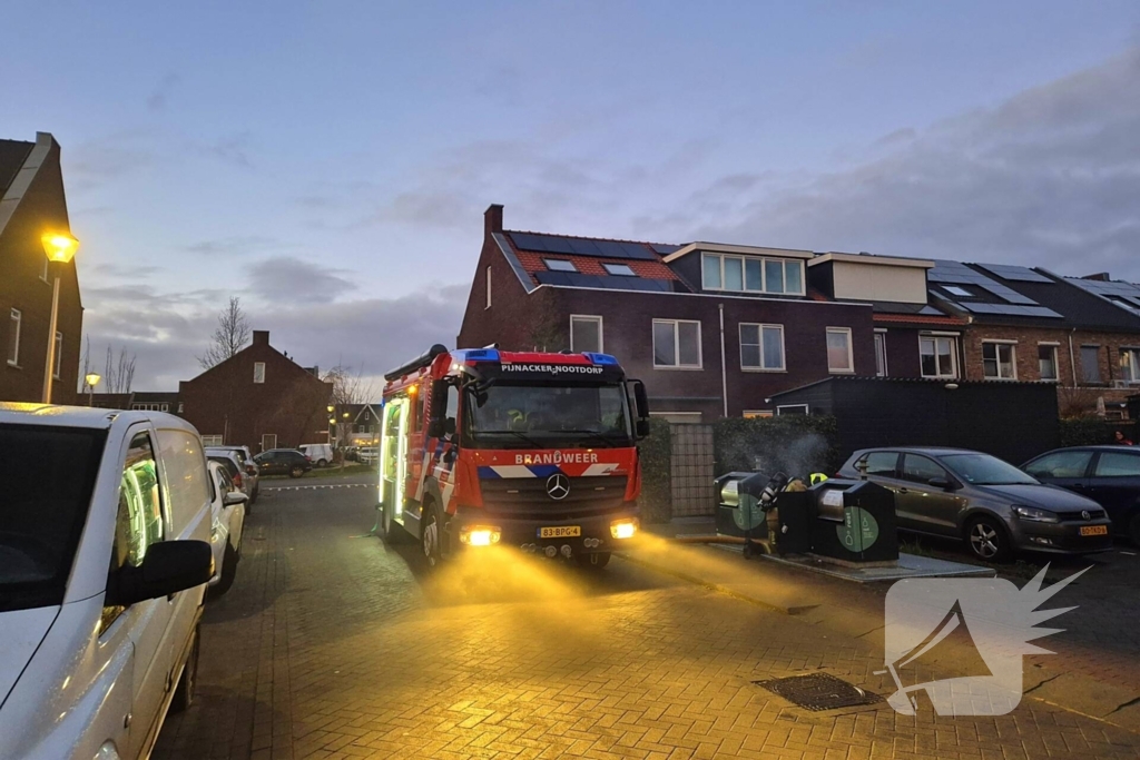 Brandweer dooft brand in ondergrondse vuilcontainer