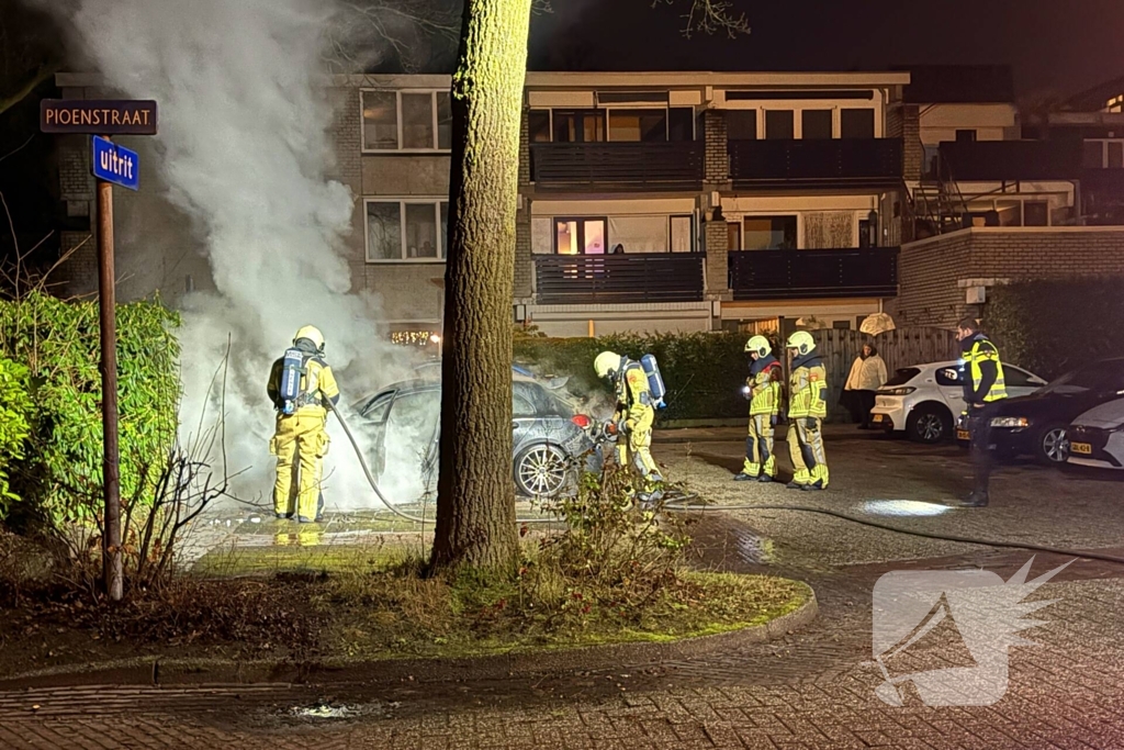 Geparkeerde auto verwoest door brand