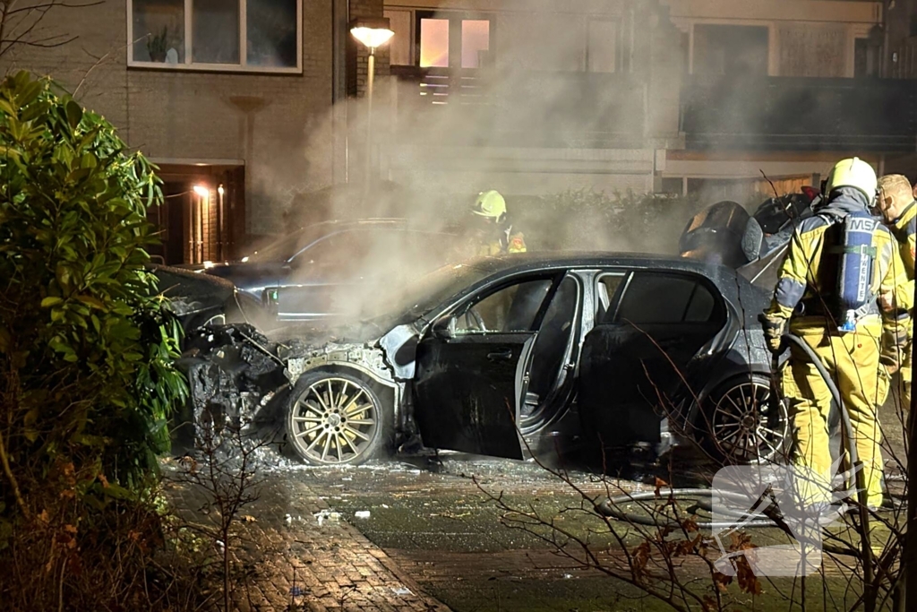 Geparkeerde auto verwoest door brand