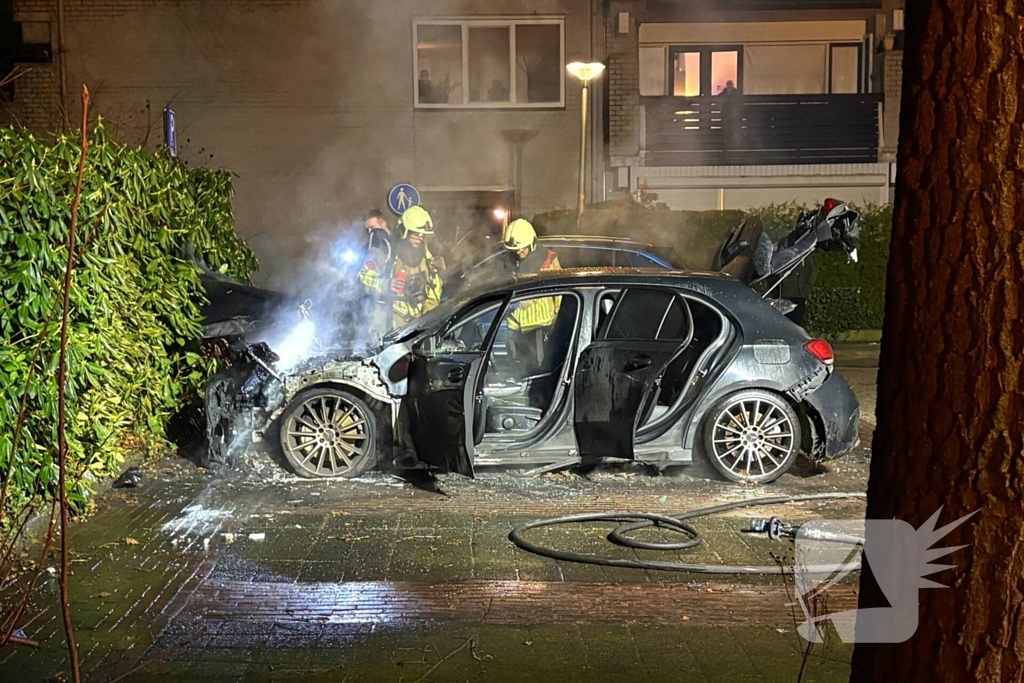 Geparkeerde auto verwoest door brand