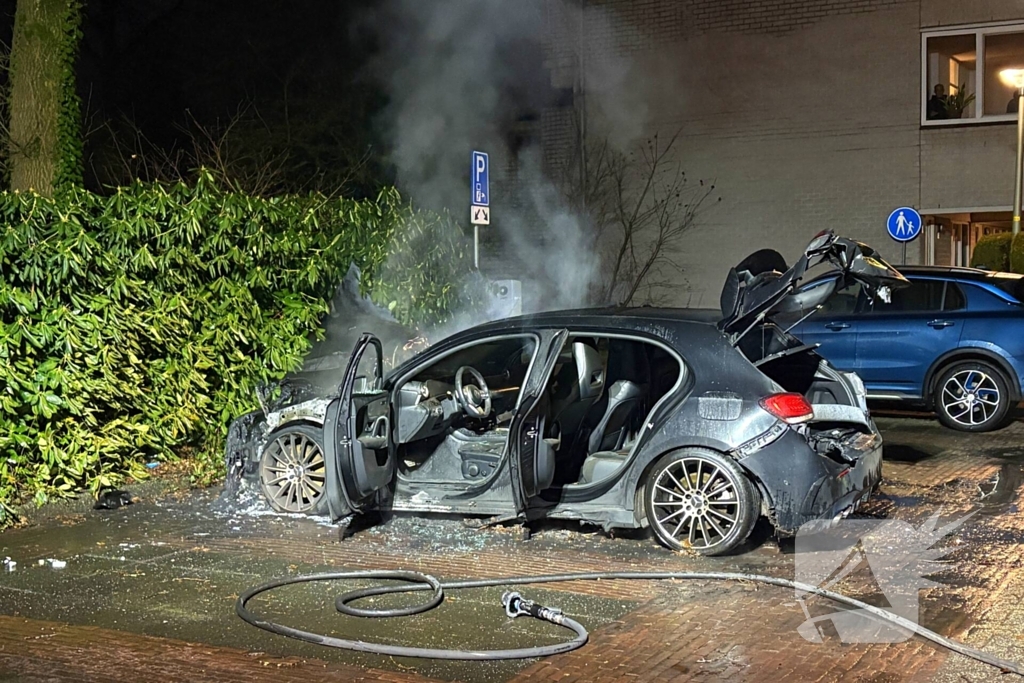 Geparkeerde auto verwoest door brand