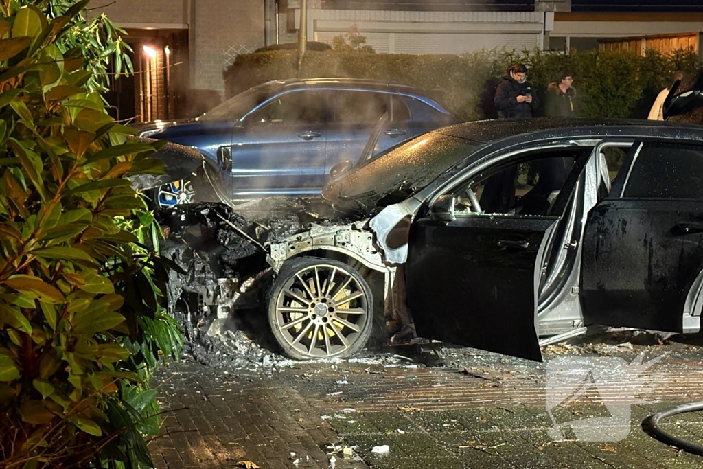 Geparkeerde auto verwoest door brand