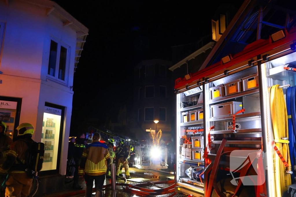 Brandweer ingezet voor grote brand in woning