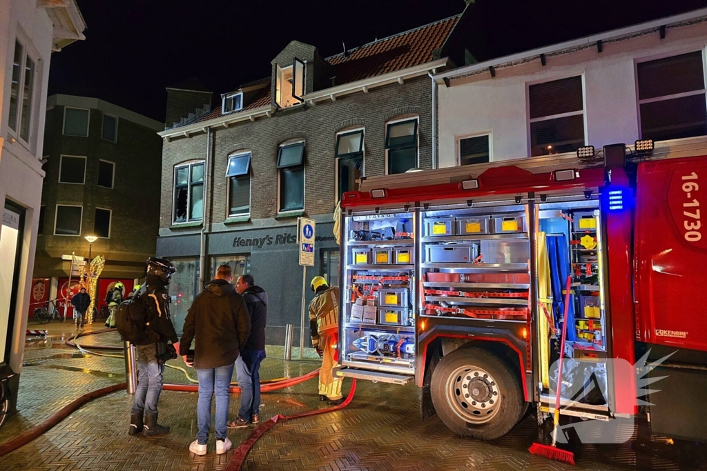 Brandweer ingezet voor grote brand in woning