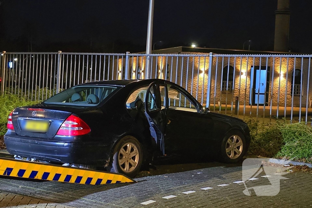 Auto botst tegen boom; bestuurder spoorloos