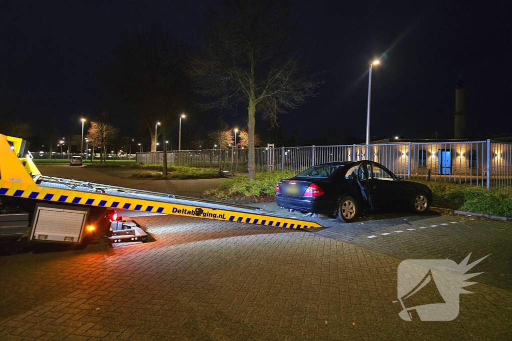 Auto botst tegen boom; bestuurder spoorloos