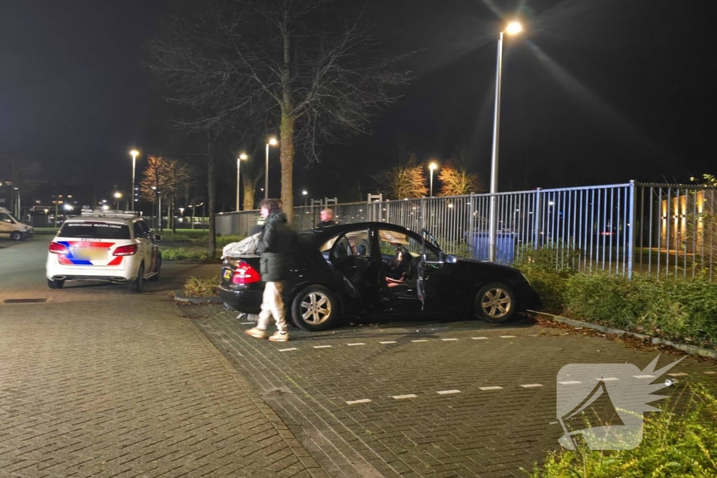 Auto botst tegen boom; bestuurder spoorloos