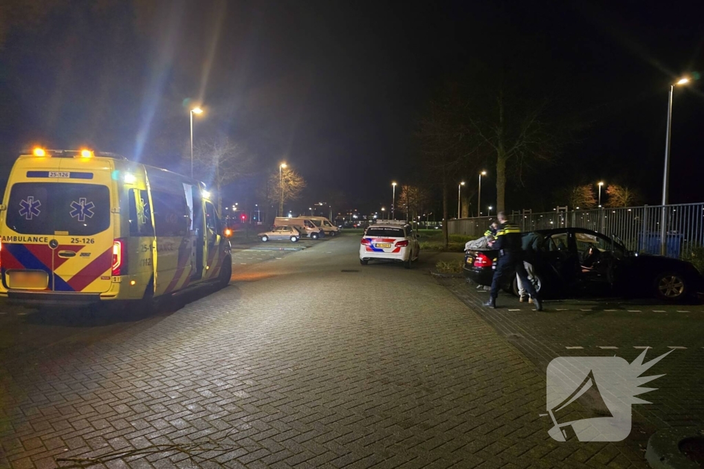 Auto botst tegen boom; bestuurder spoorloos