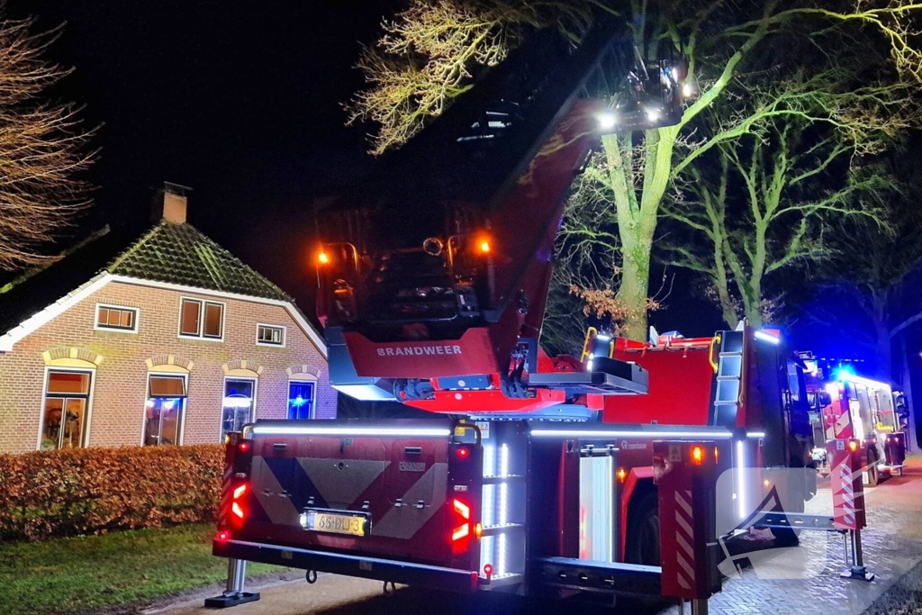 Brand in schoorsteen van woonboerderij