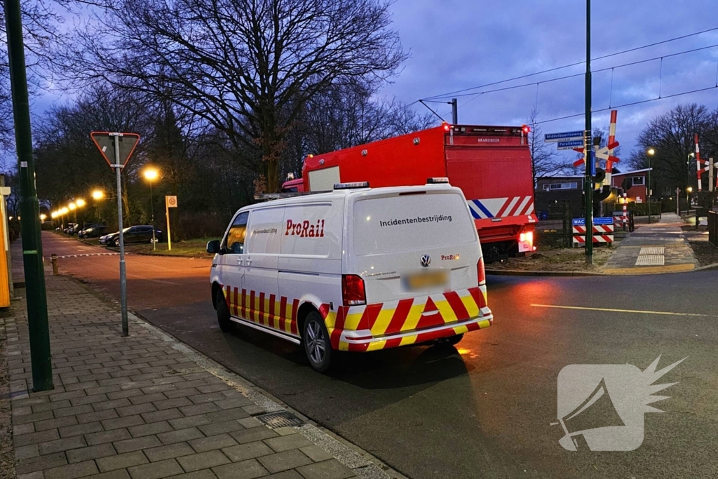 Passagierstrein en voertuig botsen op spoorwegovergang