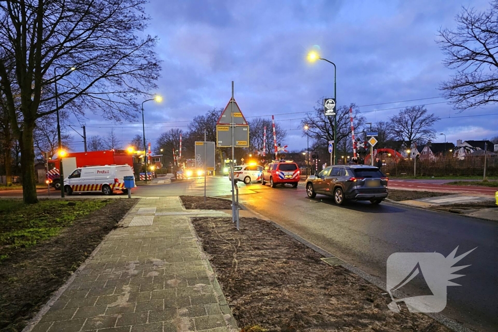 Passagierstrein en voertuig botsen op spoorwegovergang