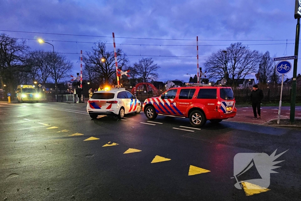 Passagierstrein en voertuig botsen op spoorwegovergang