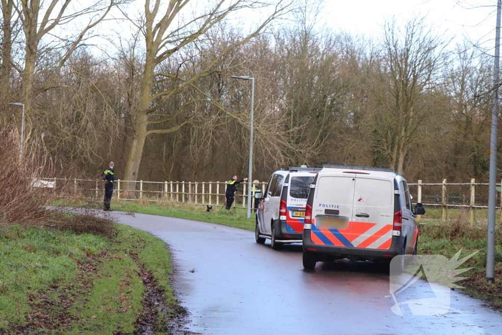 Politie zoekt voortvluchtige na inval