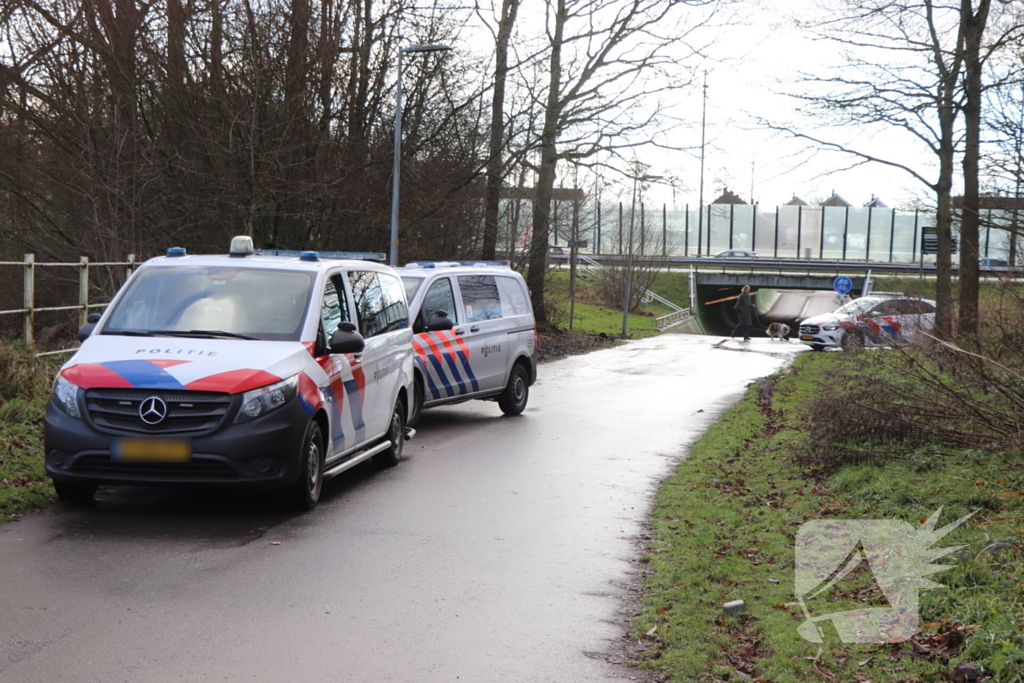 Politie zoekt voortvluchtige na inval