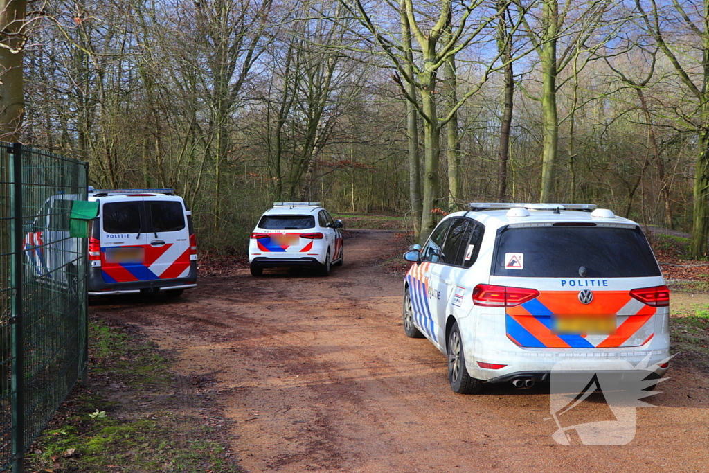 Politie zoekt voortvluchtige na inval