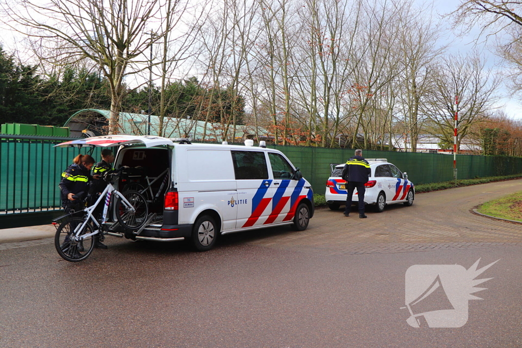 Politie zoekt voortvluchtige na inval