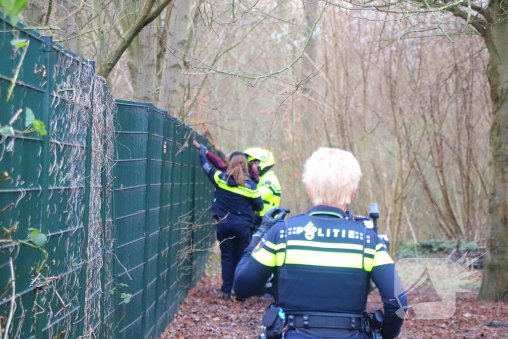 Politie zoekt voortvluchtige na inval