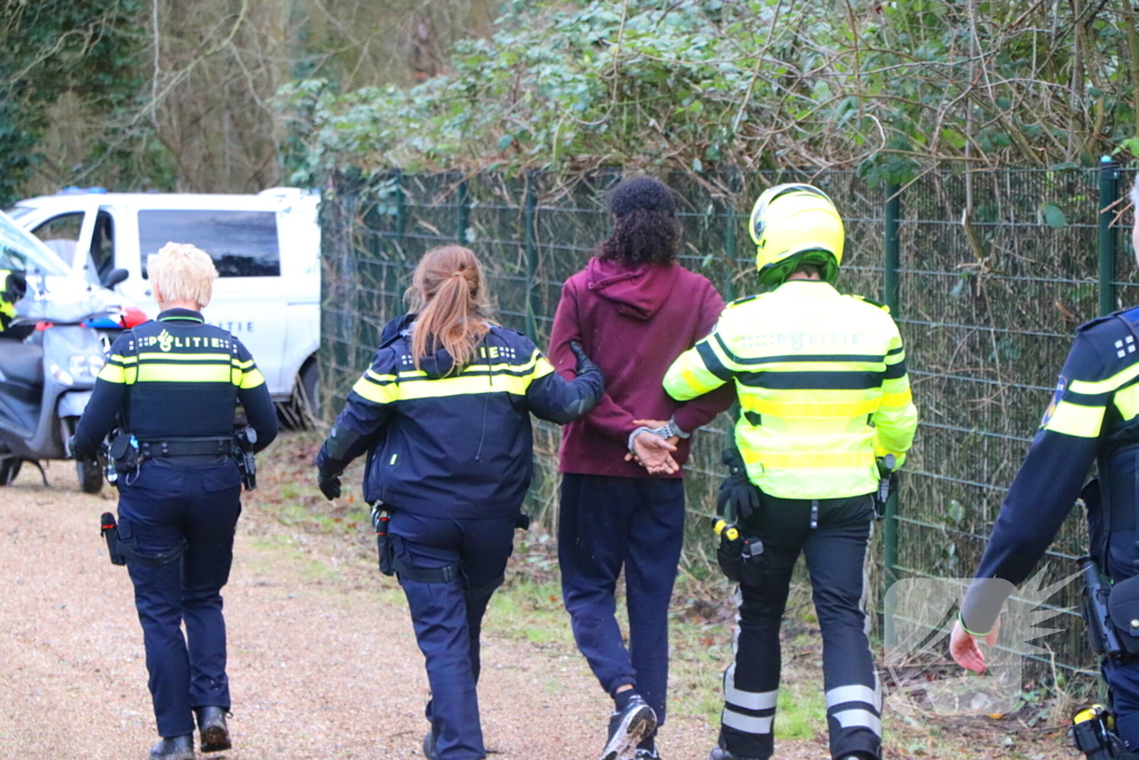 Politie zoekt voortvluchtige na inval