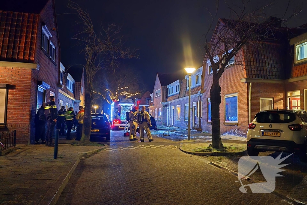 Brandweer blust brand in woning