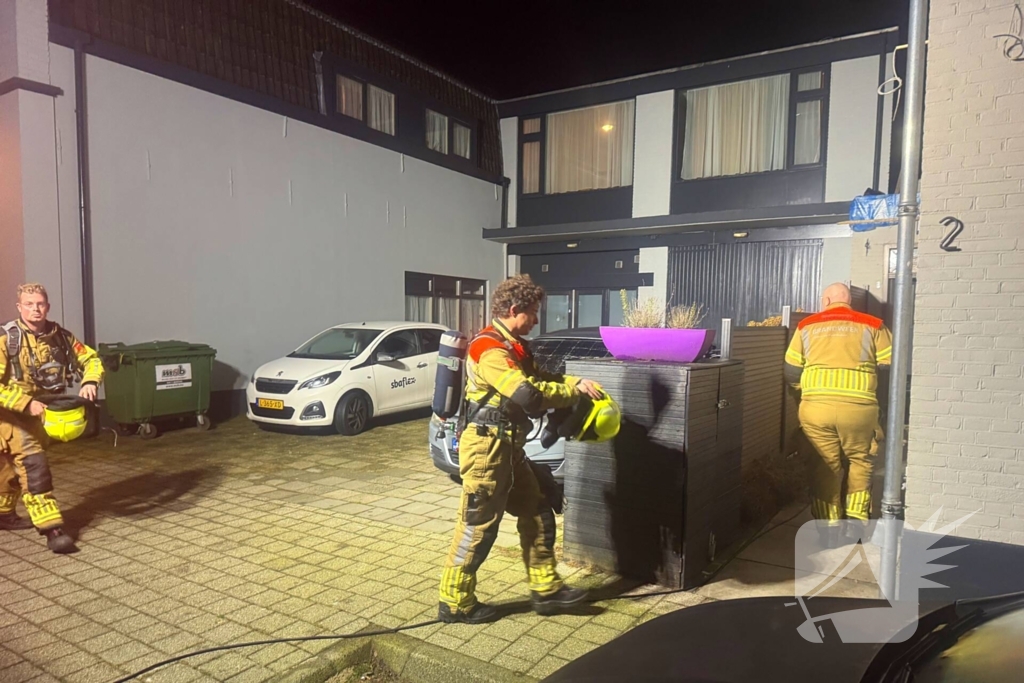 Brandweer ventileert woning na brand