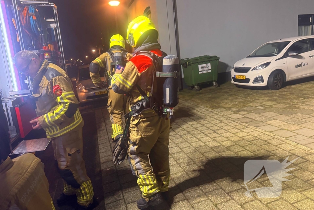 Brandweer ventileert woning na brand