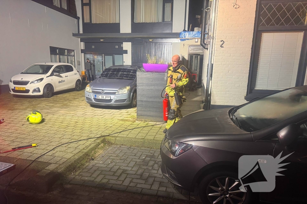 Brandweer ventileert woning na brand