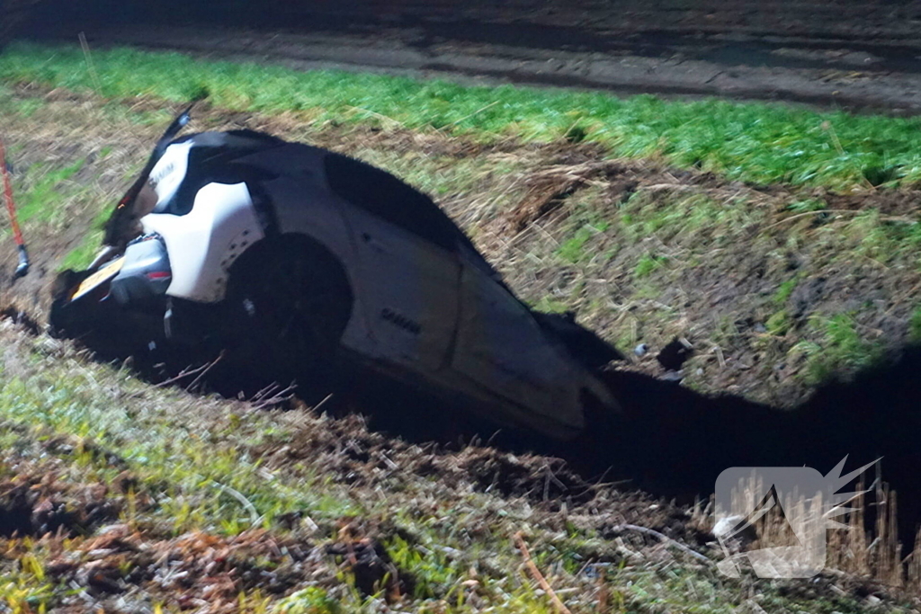 Automobilist klapt op boom