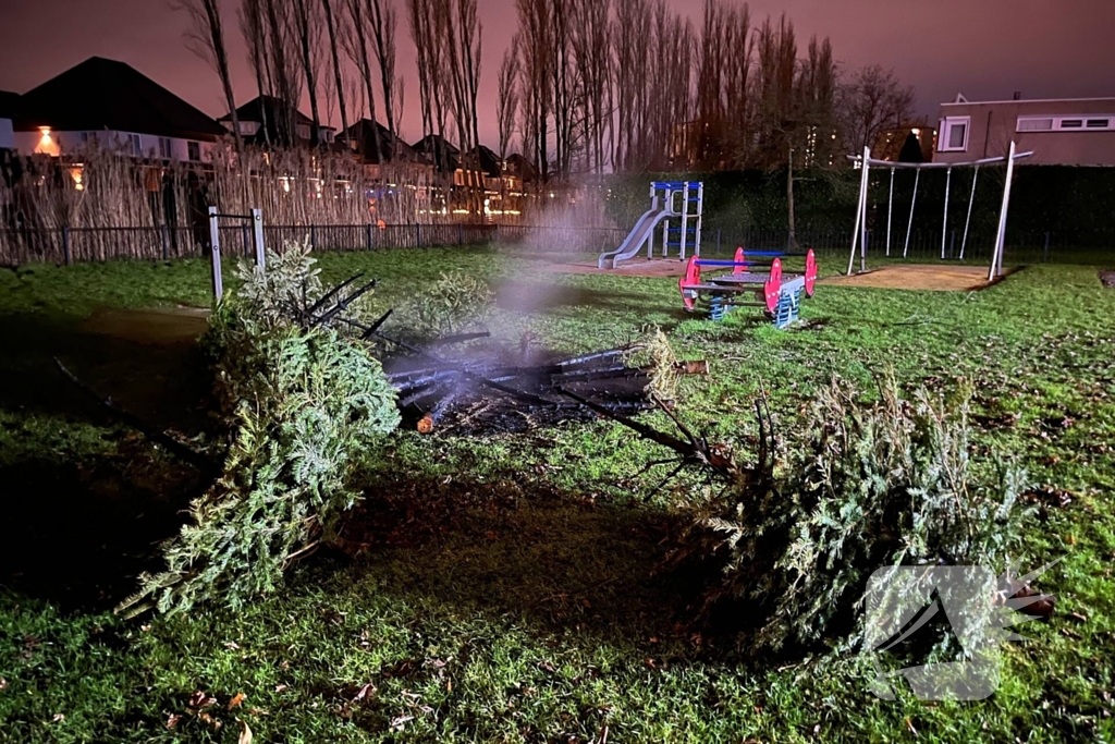 Brandweer dooft brandende kerstbomen