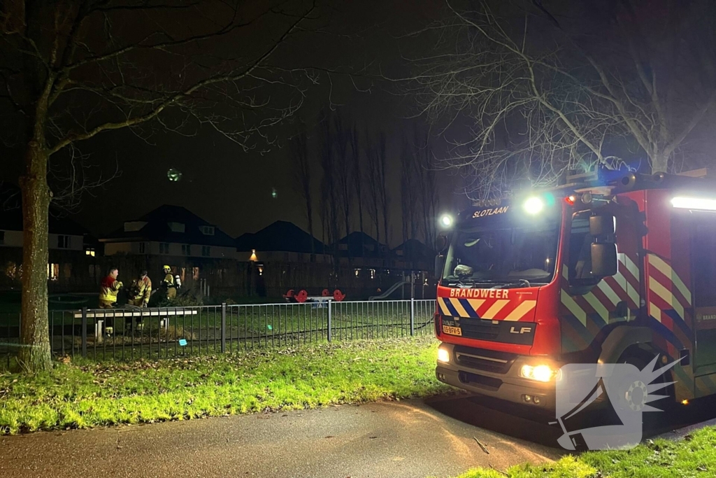 Brandweer dooft brandende kerstbomen