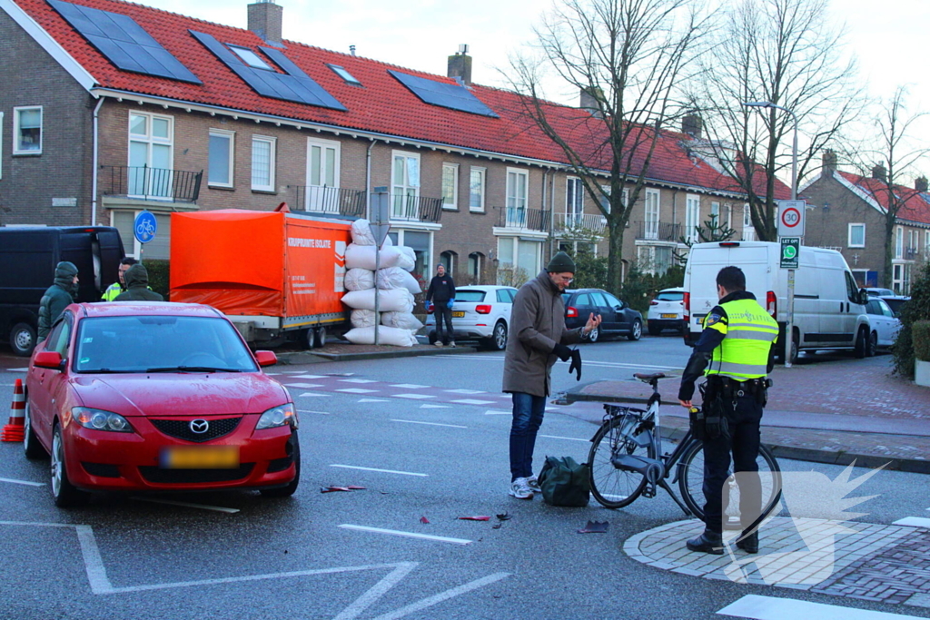 Automobilist ziet fietser over het hoofd bij oversteekplaats