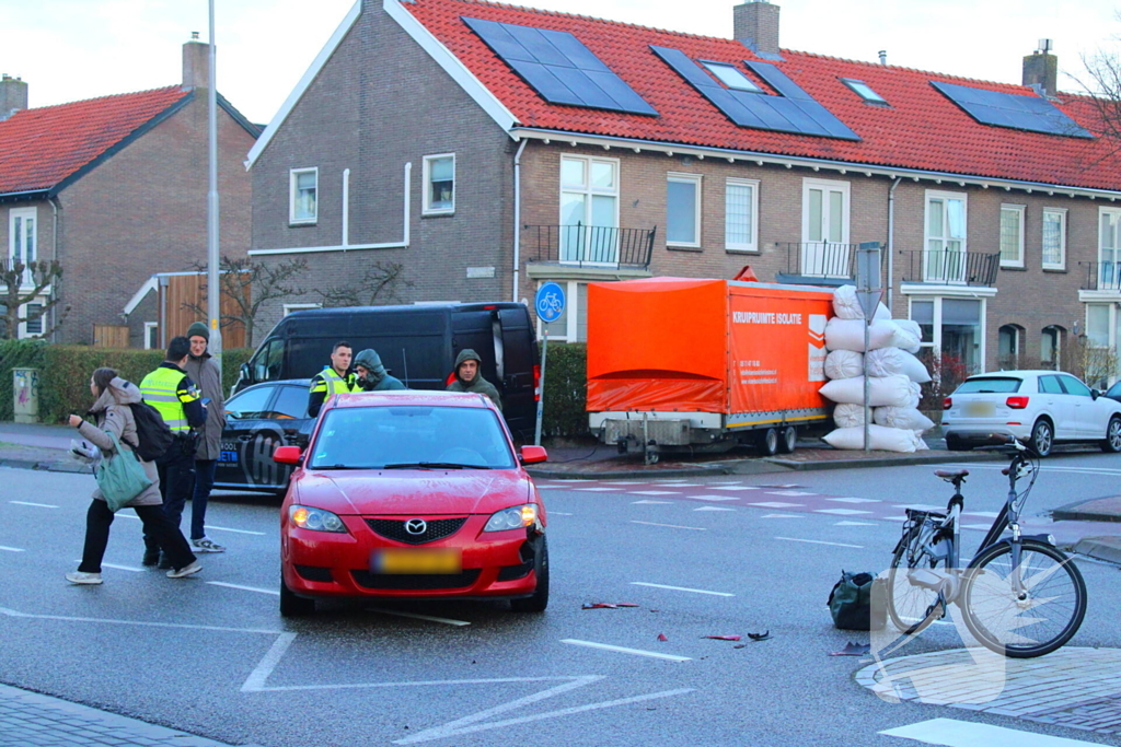 Automobilist ziet fietser over het hoofd bij oversteekplaats