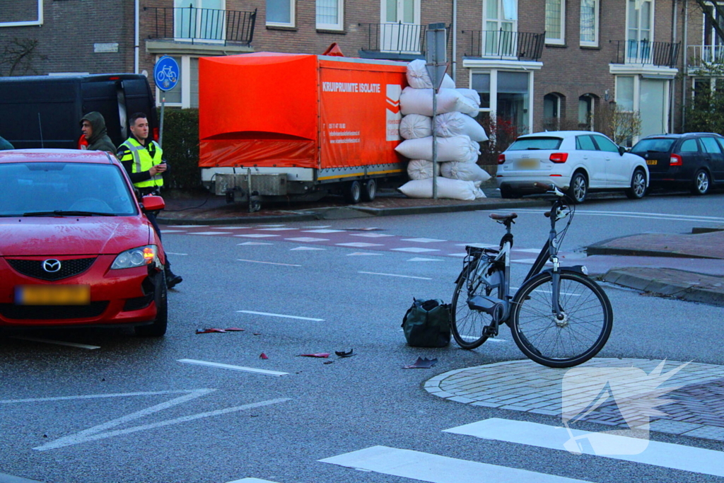 Automobilist ziet fietser over het hoofd bij oversteekplaats