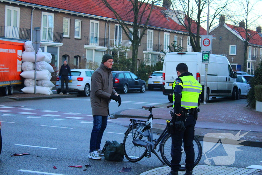 Automobilist ziet fietser over het hoofd bij oversteekplaats