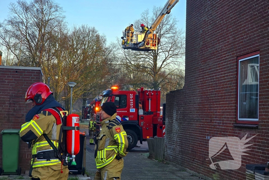 Brandweer veegt schoorsteen na brand