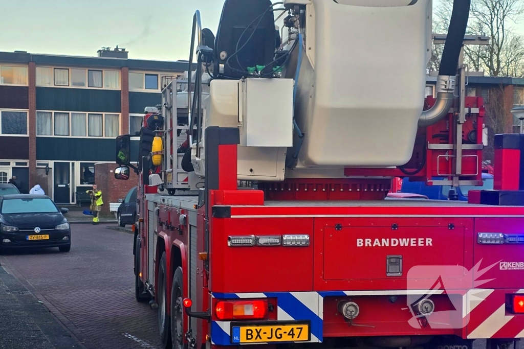 Brandweer veegt schoorsteen na brand