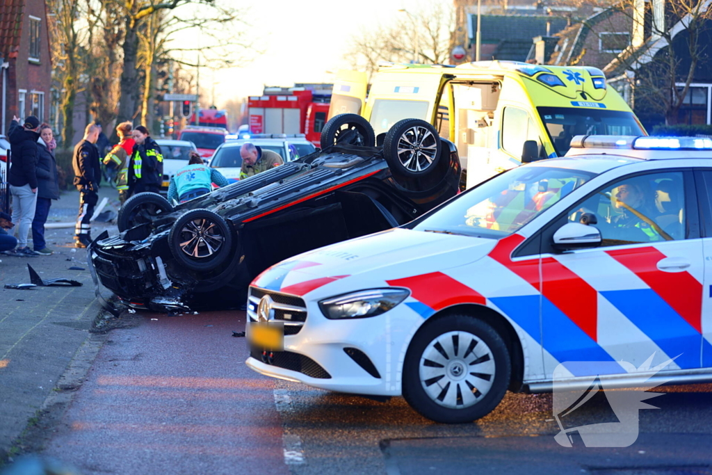 Automobilist klapt op lantaarnpaal en belandt op zijn kop